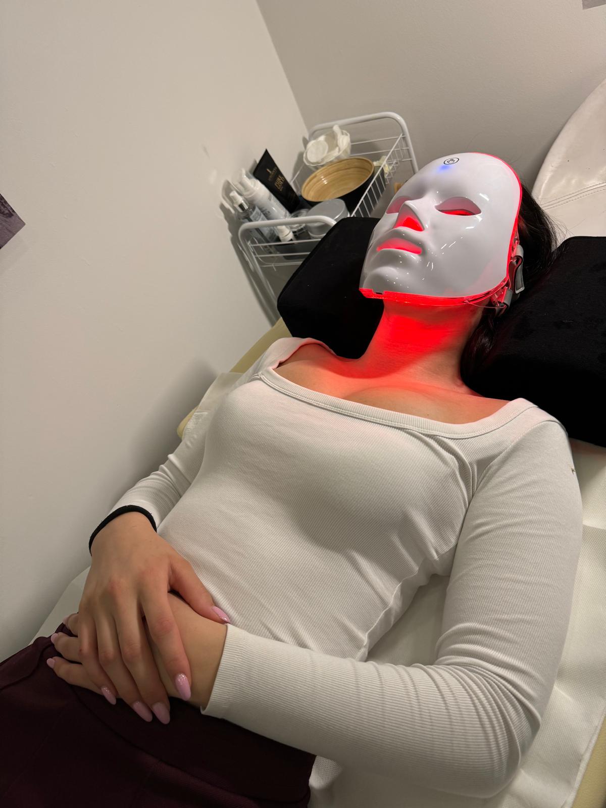 Klijentica tijekom LED mask tretmana lica u salonu