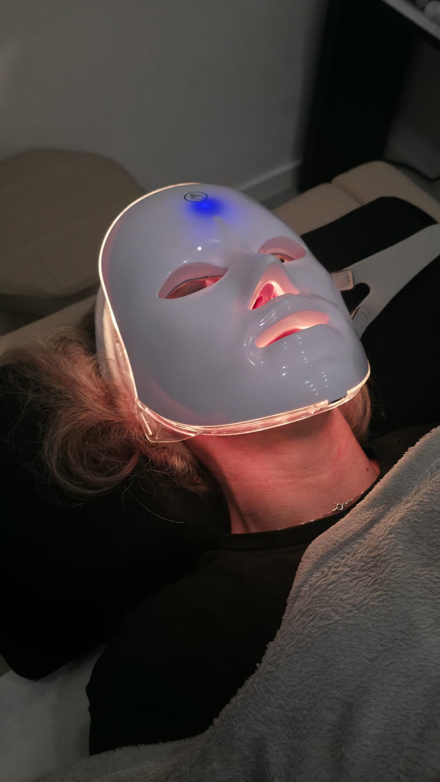 Klijentica tijekom skincare tretmana s LED maskom