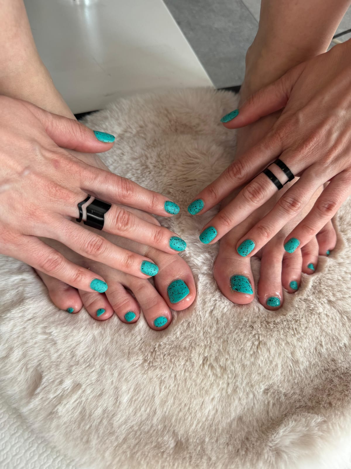 Tirkizna manikura i pedikura nakon tretmana u Aura Beauty Studiju
