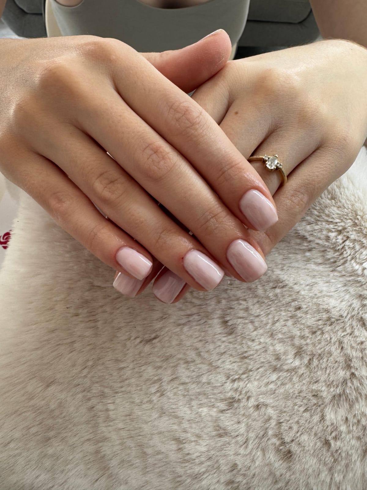 Nježna ružičasta manikura nakon tretmana noktiju u Aura Beauty Studiju