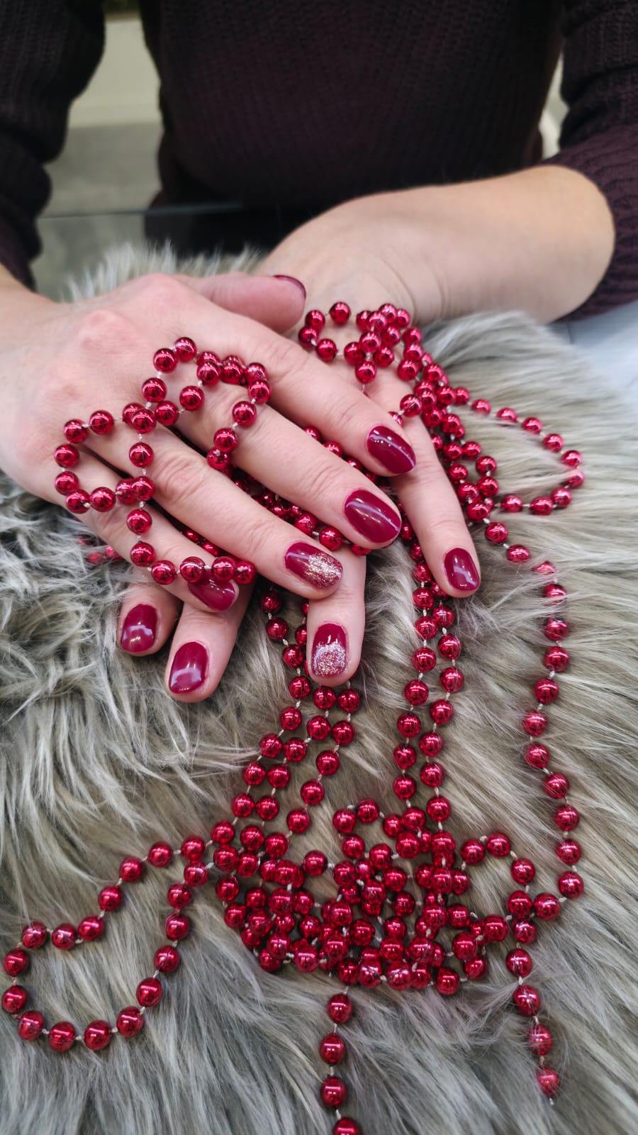 Tamnocrvena manikura s ukrasnim detaljima nakon tretmana