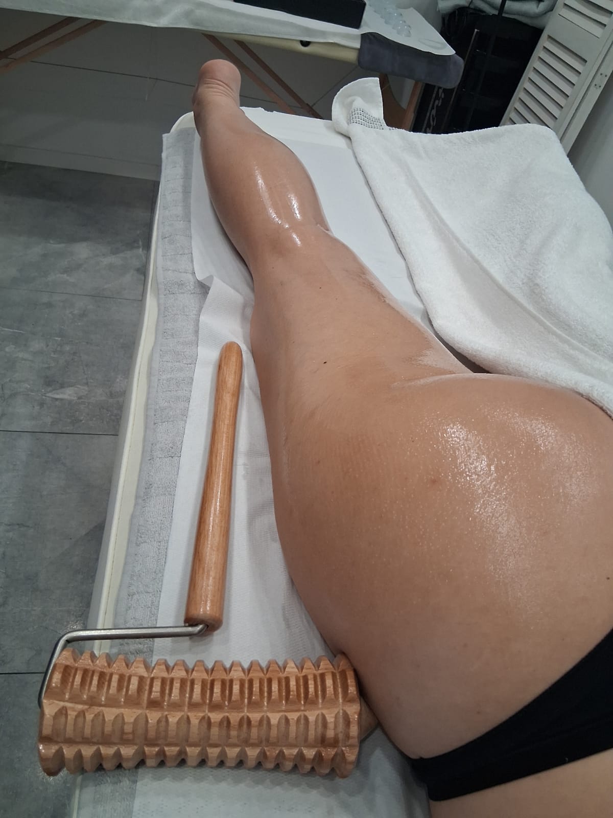 Maderoterapija nogu i tijela tijekom tretmana