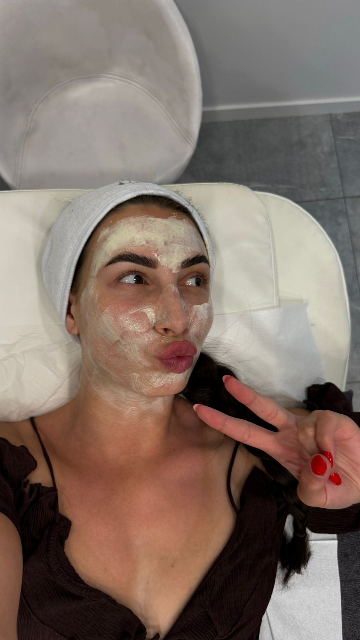 Klijentica na tretmanu lica s maskom u Aura Beauty Studiju