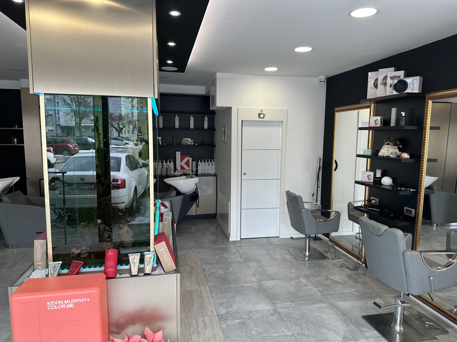 Pogled prema ulazu i radnim mjestima u salonu