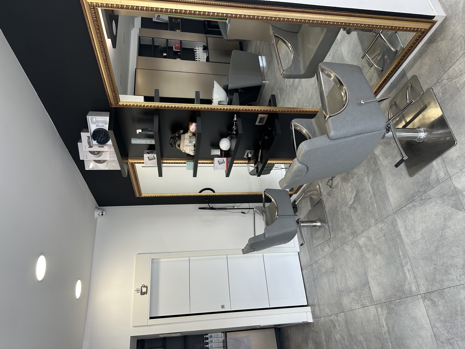 Interijer salona s policama za proizvode i ogledalom