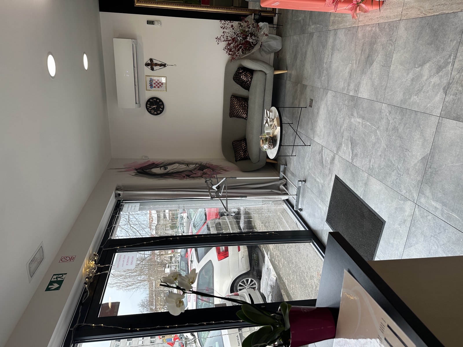 Širi pogled na salon i središnji akvarij