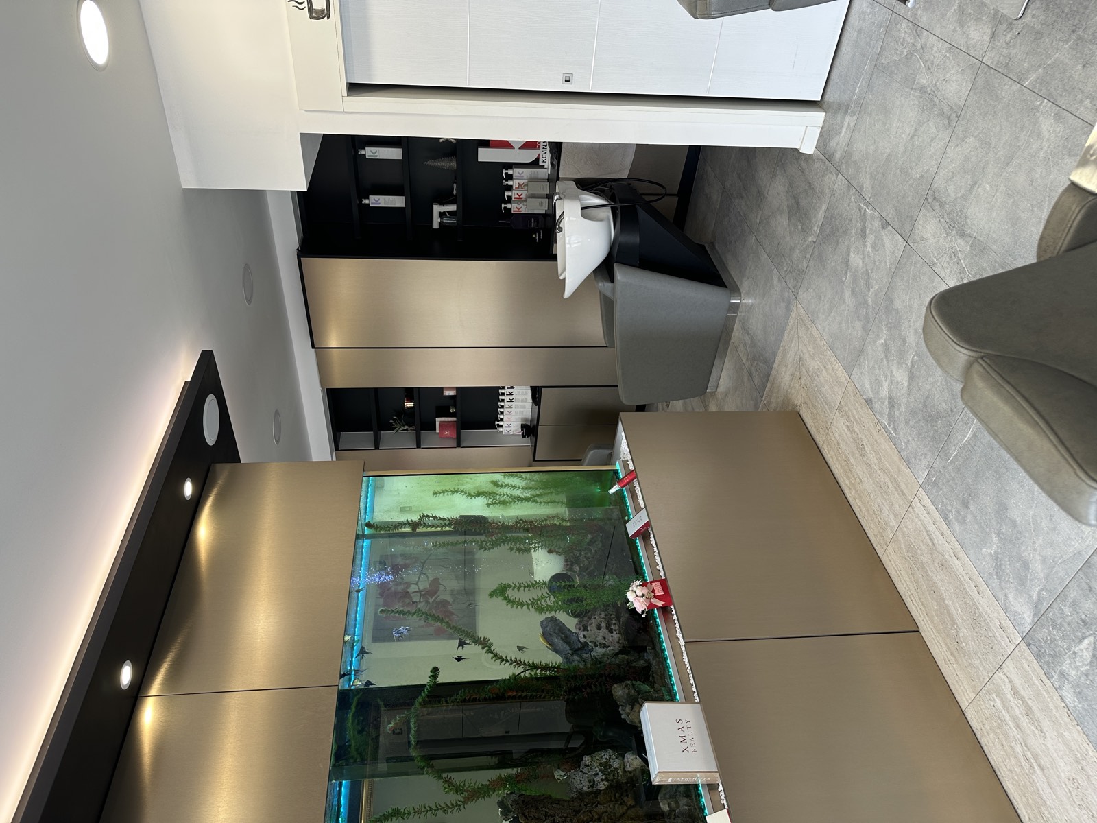 Radni dio salona s ogledalom i stolicama