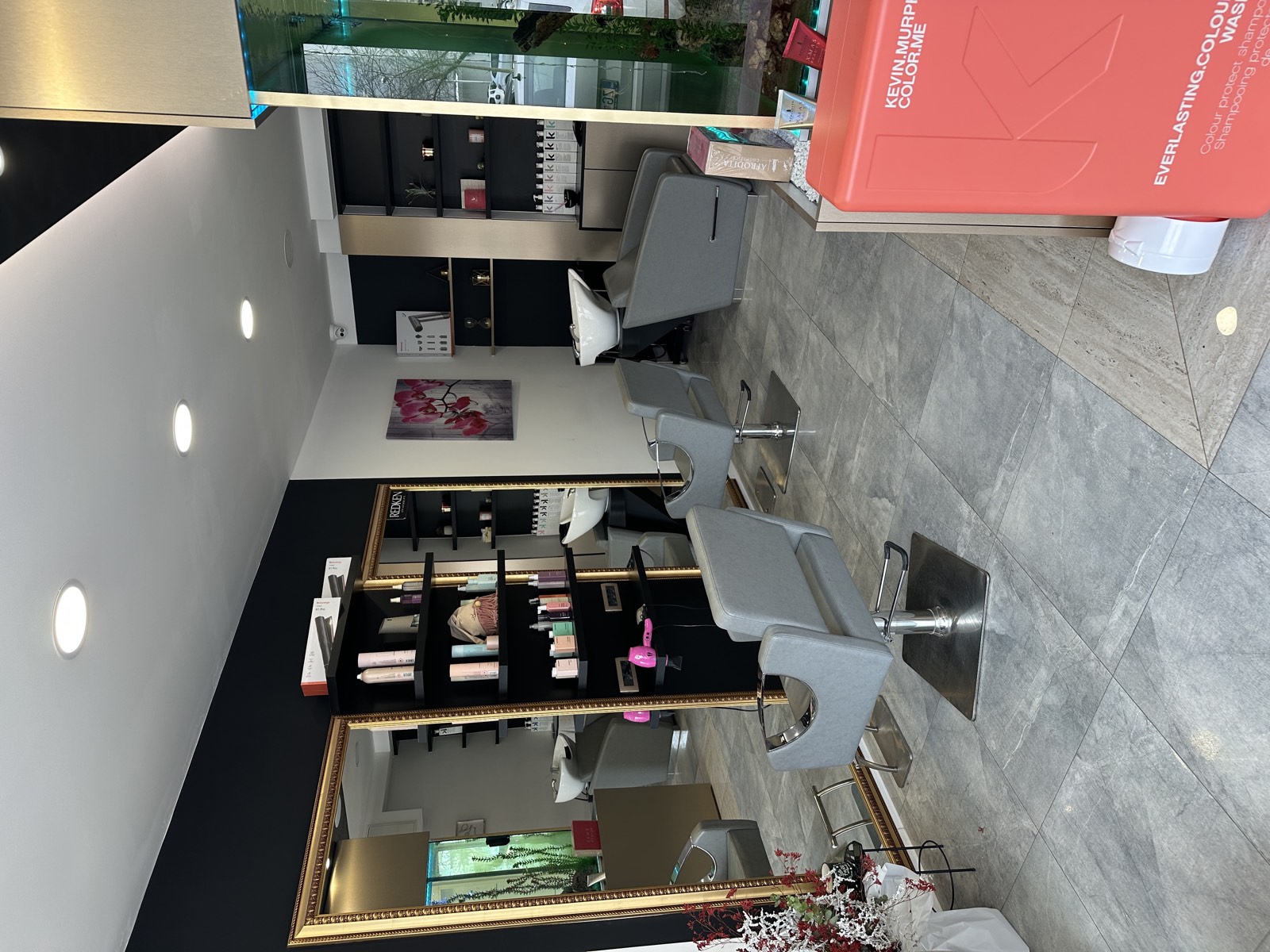 Interijer Aura Beauty Studija s beauty stolicama i ogledalima